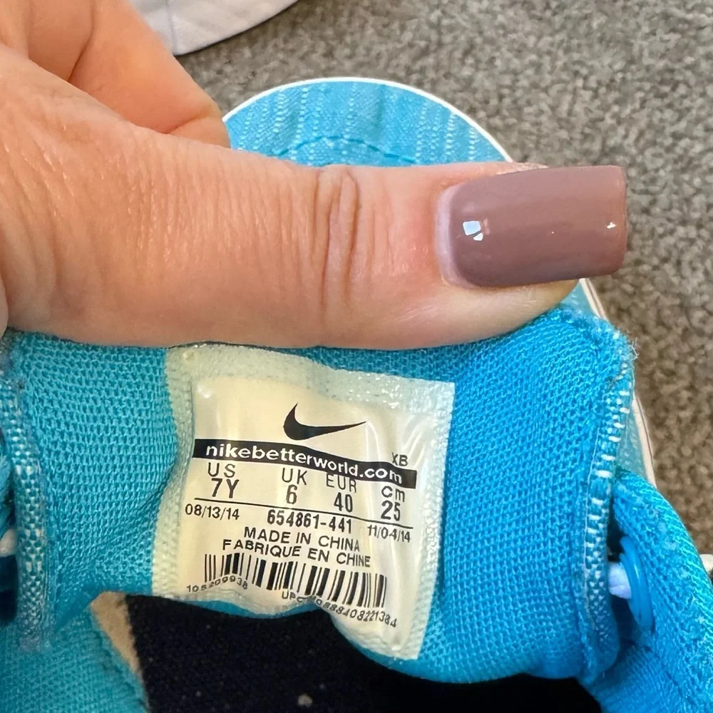 Nike Youth 7 (8.5 women’s) Turquoise Blue Skate Shoes